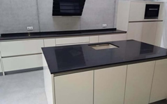 Quarzsteinplatten nach maß - Mannheim Jet Black Caesarstone Arbeitsplatten 